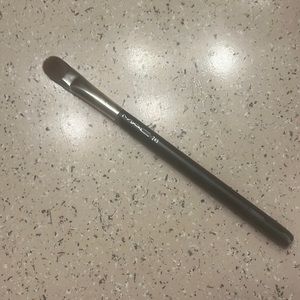MAC concealer brush and Bk beauty eyeshadow brush